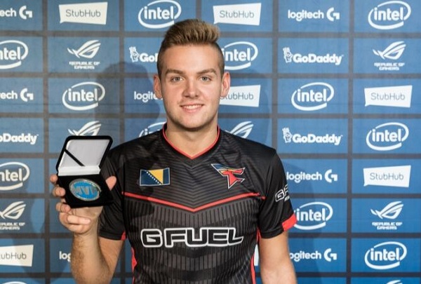 神经学发现：前扣带回皮层（ACC）在冲突监测中失效如何导致无法弃牌。（当 ACC 的冲突监测失灵：神经学视角下为何难以做出弃牌决策）