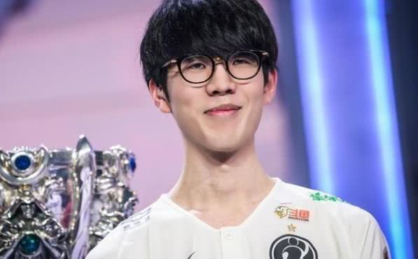 德州扑克里判断比手气重要（在德州扑克中，判断力比运气更关键）